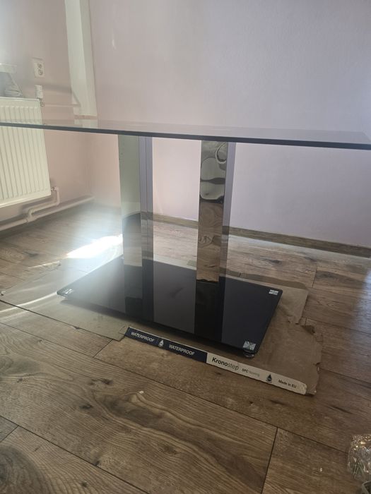Szklany czarny stol