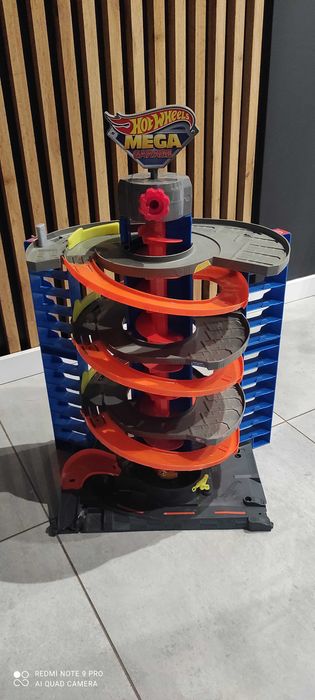 Hot wheels zestaw zakręcony mega garaż