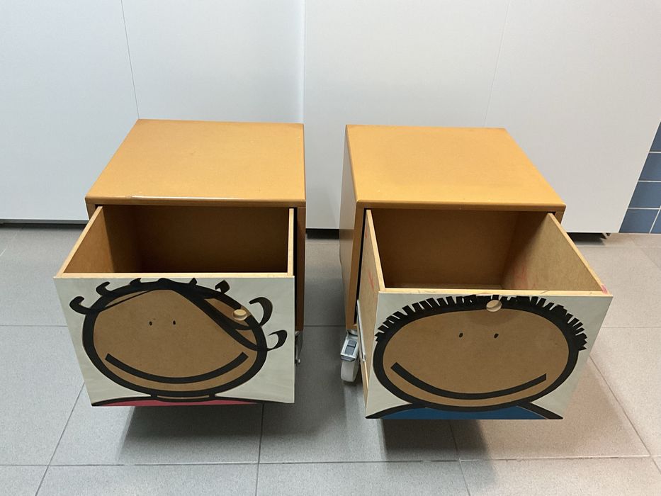 Duas mesas de cabeceira Bombamor / movel de apoio