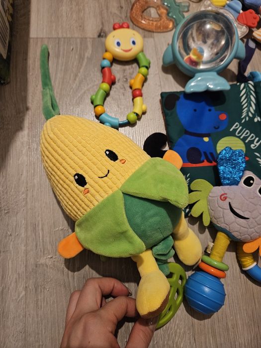 Zestaw zabawek dla niemowlaka.  Stan bardzo dobry/ idealny