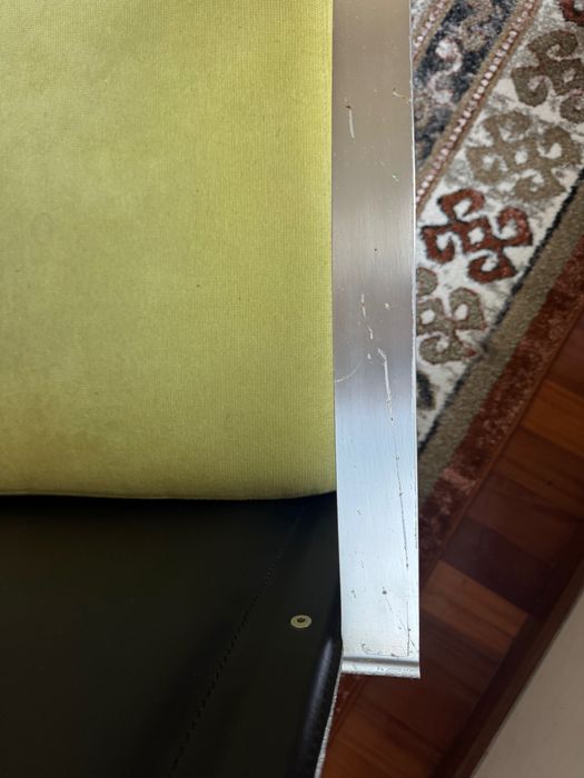 Par de cadeirões modernos — assento verde e encosto em couro preto