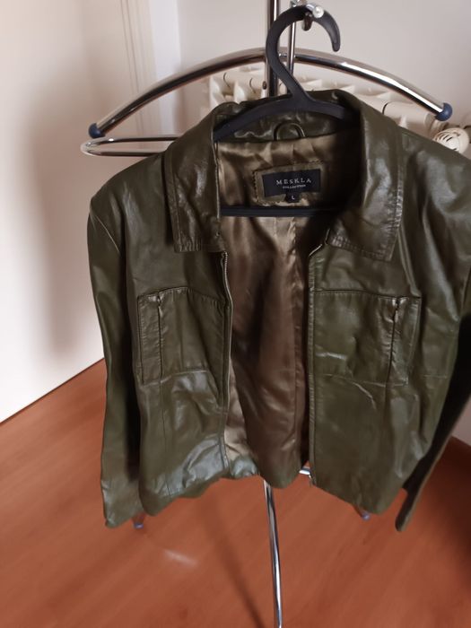 Casaco em pele cor verde seco