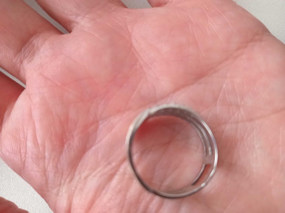 Продам новое серебрянное кольцо Ирида-В