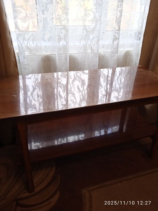 Стіл журнальний.