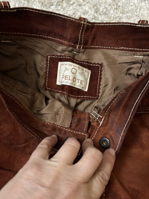 Calças em pele genuina