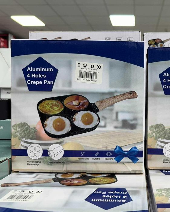 patelnia z wgłębieniami do jajek sadzonych i pancakes.