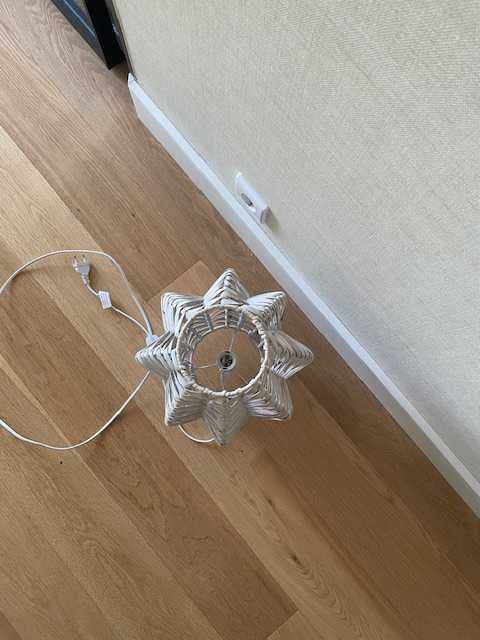 Candeeiro de mesa em metal / verga branco