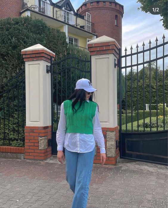 Яскраво зелена вʼязана жилетка