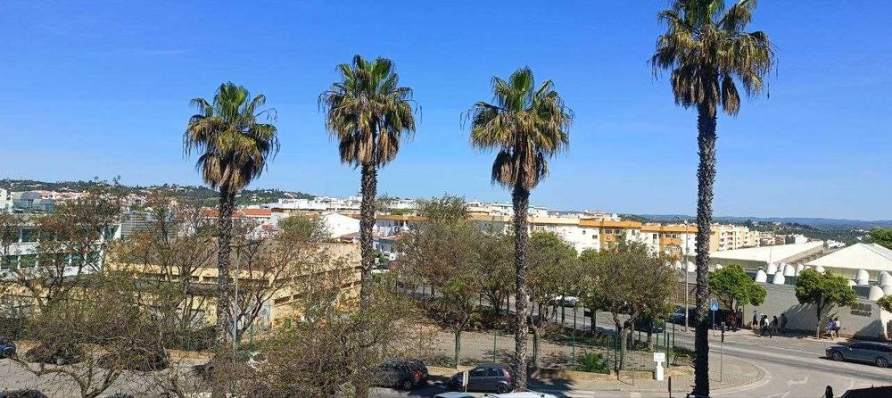 Apartamento T2 para arrendar, no centro, de meados de junho até meados de setembro.