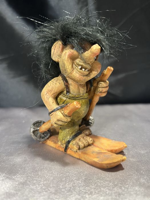 Figurka Trolla na Nartach z Plecaczkiem – Norweska Pamiątka