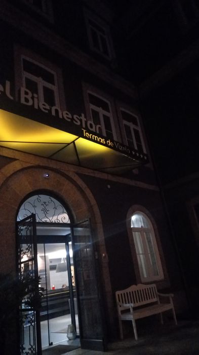 TV 32 polegadas com suporte parede e suporte secretária cabos incluído