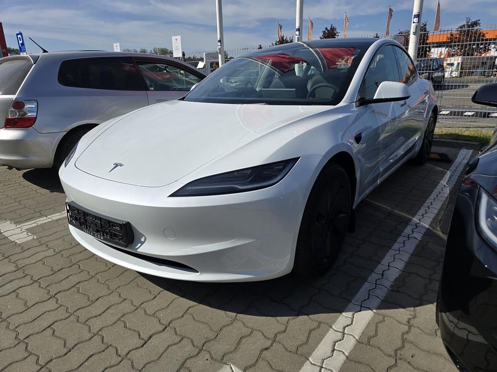 TESLA Model 3 Sedan