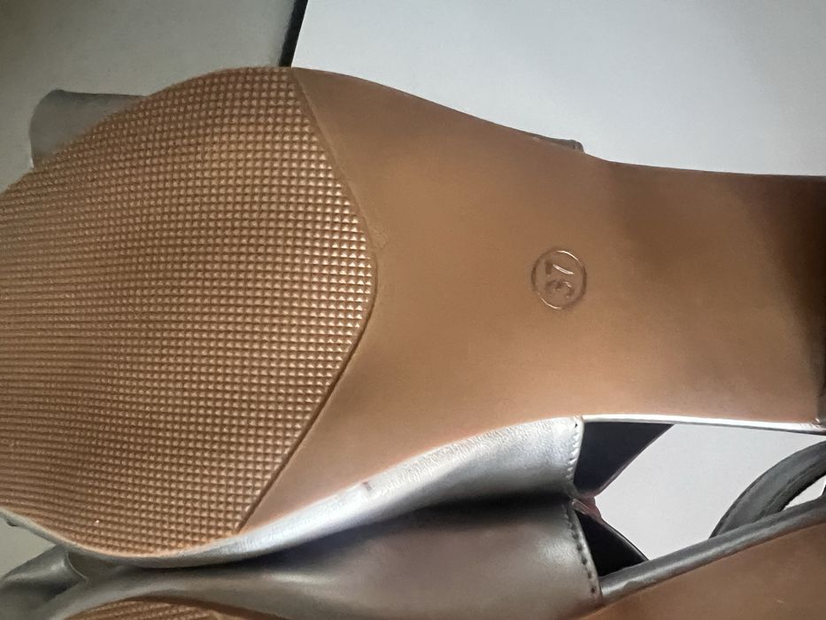 Nowe srebrne szpilki z kokardą na niskim obcasie rozmiar 37