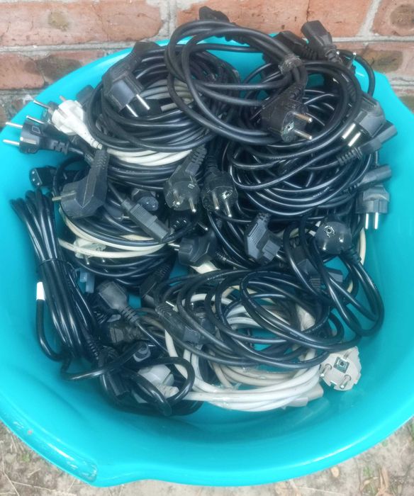 Сетевой кабель питания.