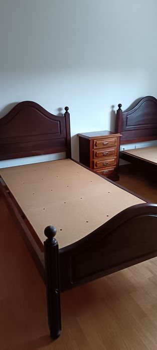 Vendo camas em madeira