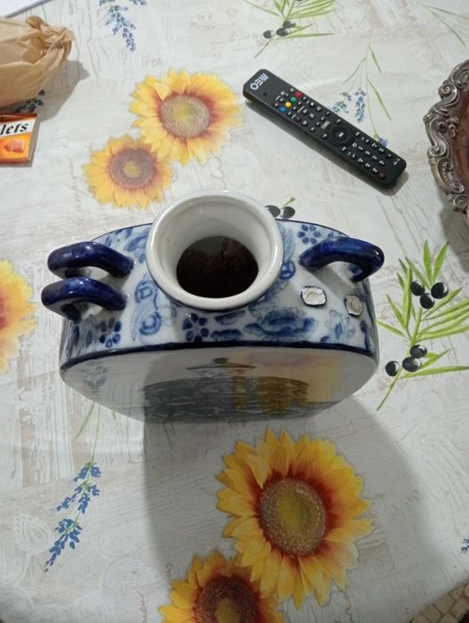 Porcelana chinesa com pequeno defeito visto na foto