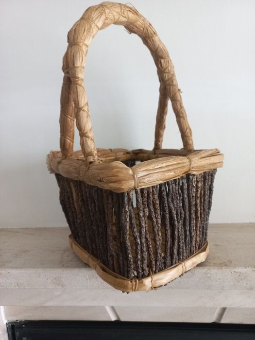 Straw and raffia basket, multifunctional. In good condition.