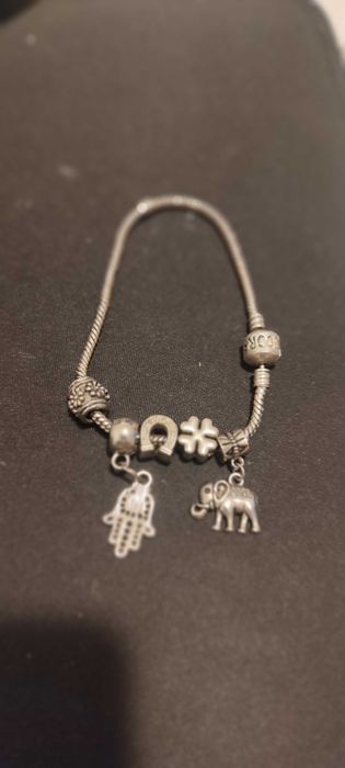 Pulseira Pandora com vários pendentes