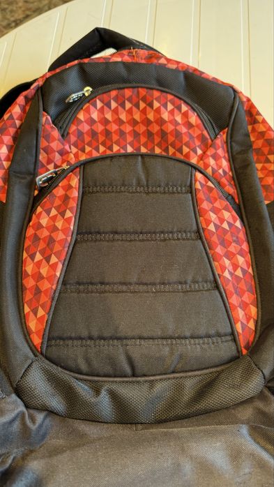 Mochila vermelha e preta