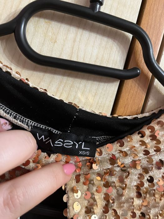 Cekinowa sukienka wieczorowa