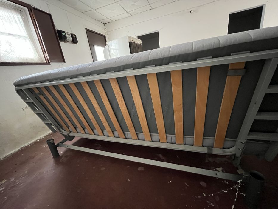 Sofá-cama em bom estado