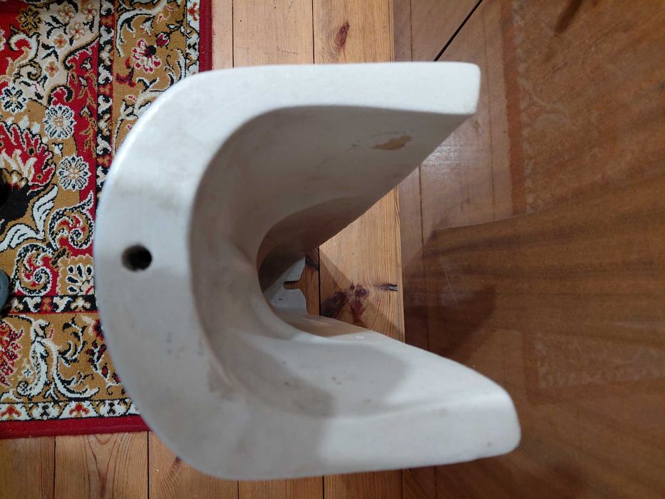 Umywalka z postumentem - ceramiczna