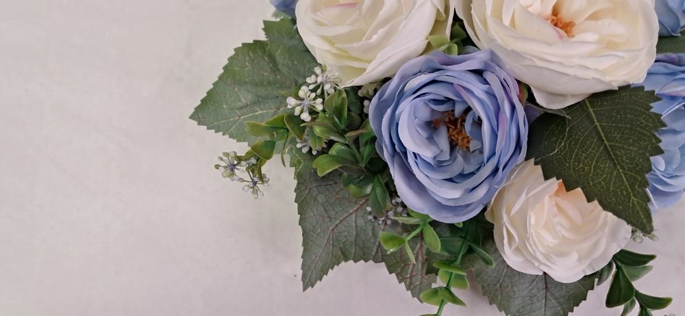 Kompozycja nagrobna. Błękitno-kremowa  w miseczce