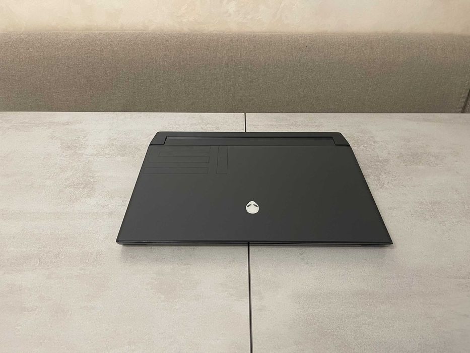 Ігровий ноутбук Dell Alienware 15 R3 / 15,6" FHD IPS / i7-10750H / 16GB / 512GB / GeForce RTX 2070 Super 8GB