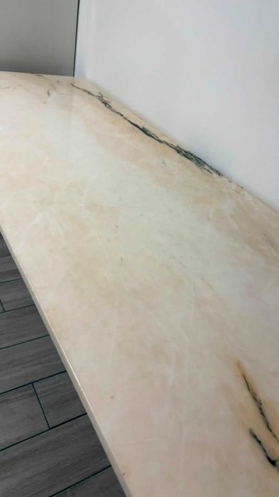 Mesa maciça com tampo em mármore