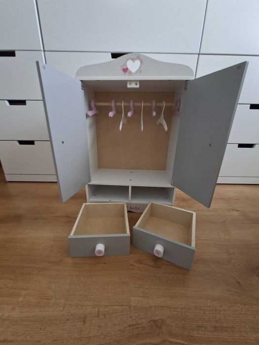 Armário de Madeira para Bonecas (Love Bebé) – Com Gavetas e Cabides