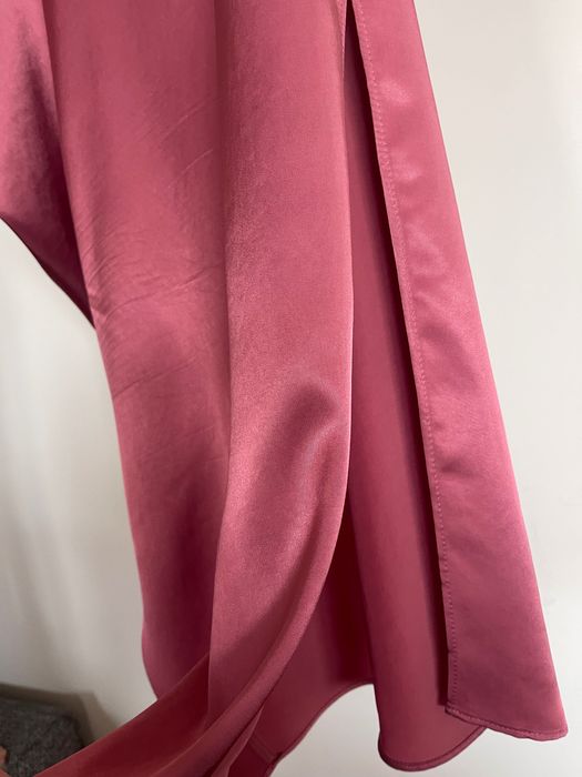 Vestido de manga comprida com decote assimétrico e detalhes em penas L