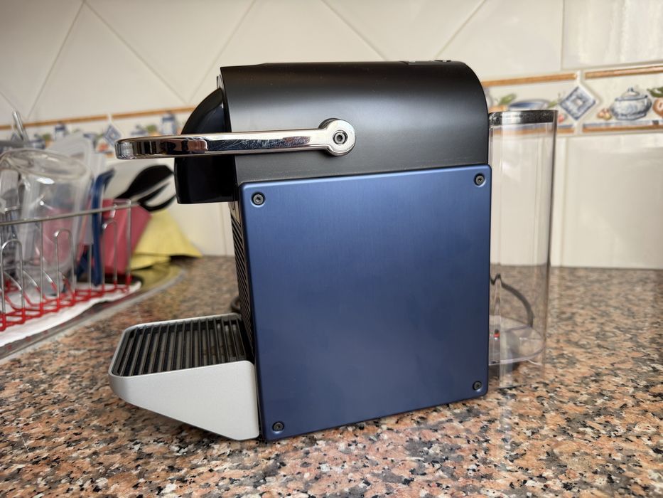 Máquina de Café Nespresso Pixie (Azul Escuro / Dark Blue) - Praticamente Nova