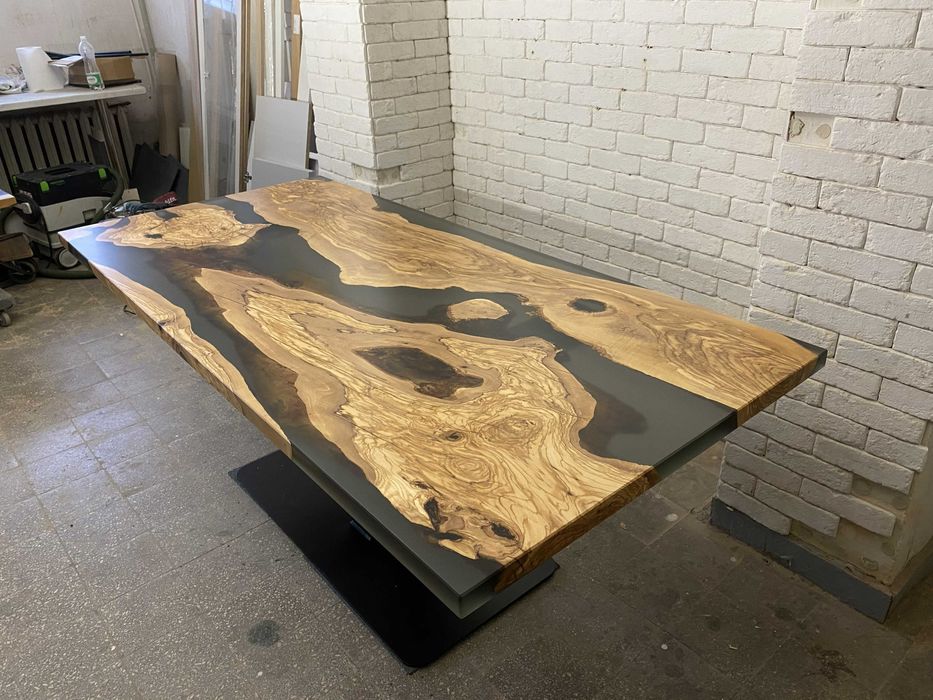 Stół z drewna oliwnego i żywicy