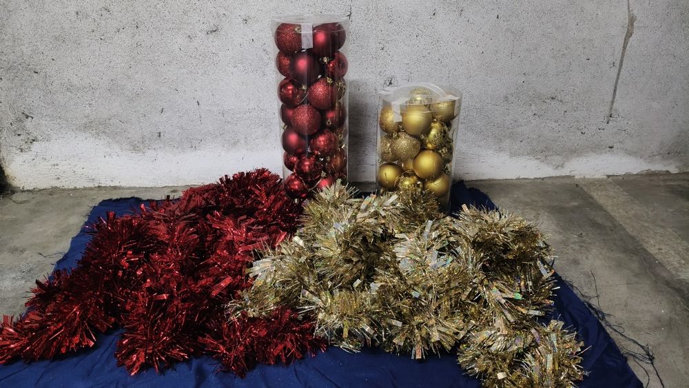 Efeitos de natal (bolas e fitas)