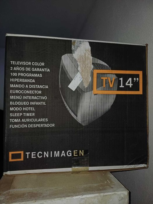 Televisor antigo de 14"