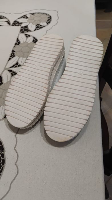 Tênis brancos com brilhos cinza, novos, 38