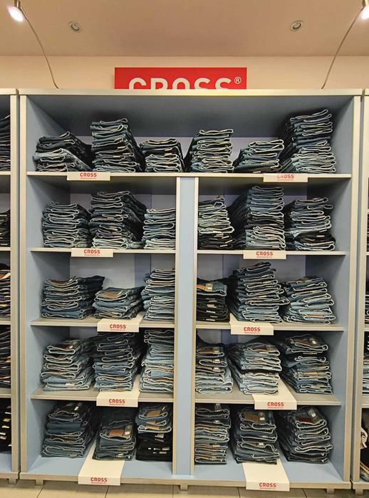 Regał solidny i dużą ilością półek