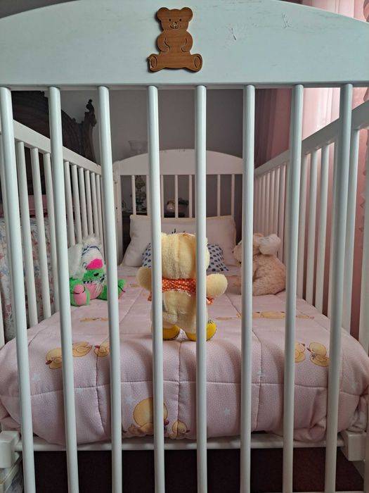 Tudo incluído: cama de grades c/ colchão, lençóis, cobertas, resgardos