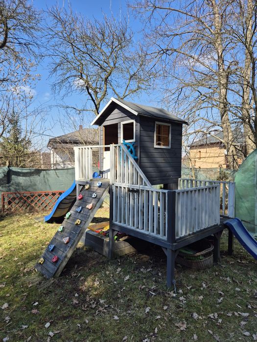 Domek dla dzieci ze zjezdzalniami