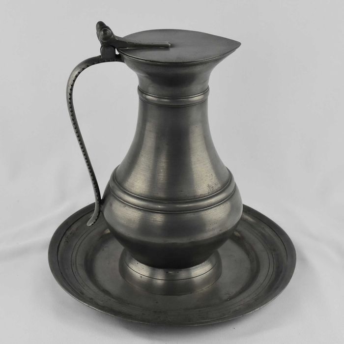 Jarro com tampa e bandeja em estanho puro I. Benor