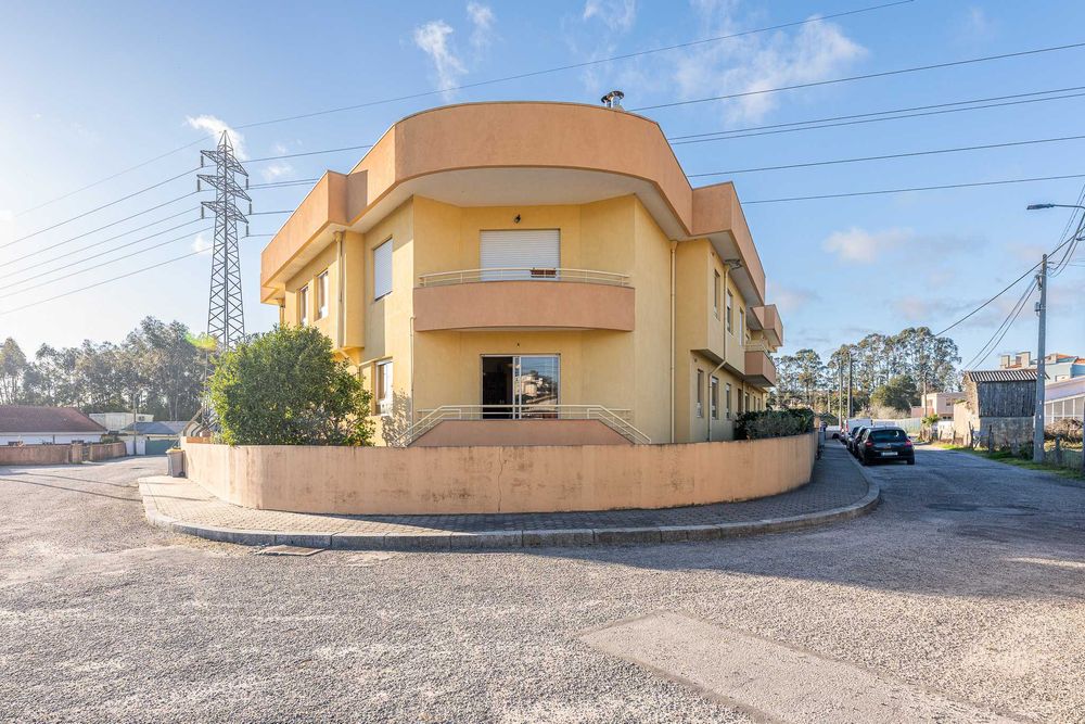 T2 Canelas com Garagem Box e espaço exterior