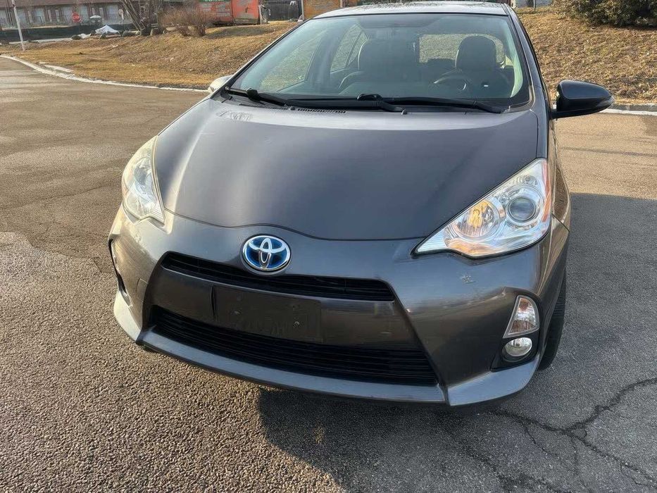 Toyota Prius c Four      2014