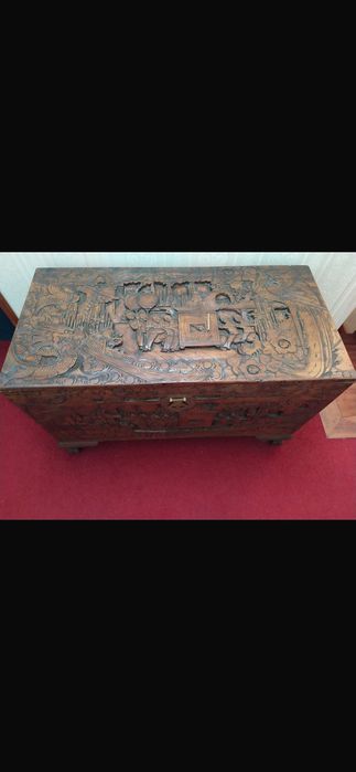 Arca/ Baú antigo em madeira de cânfora trabalhada-bom estado em geral