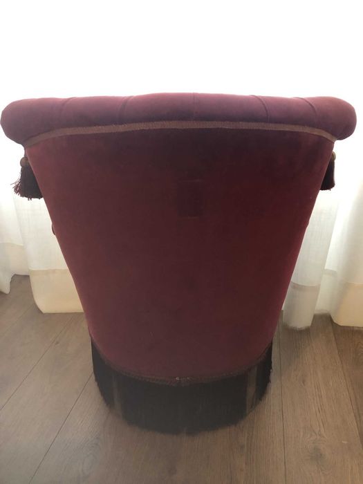 Cadeirão com capitones e em veludo