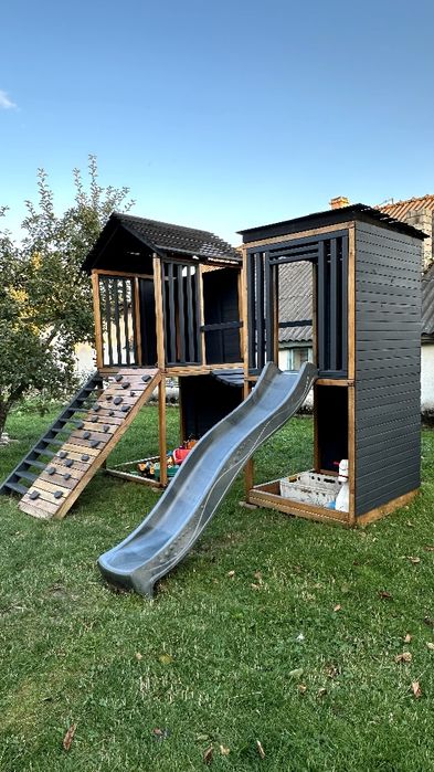 Дитячий будинок з гіркою