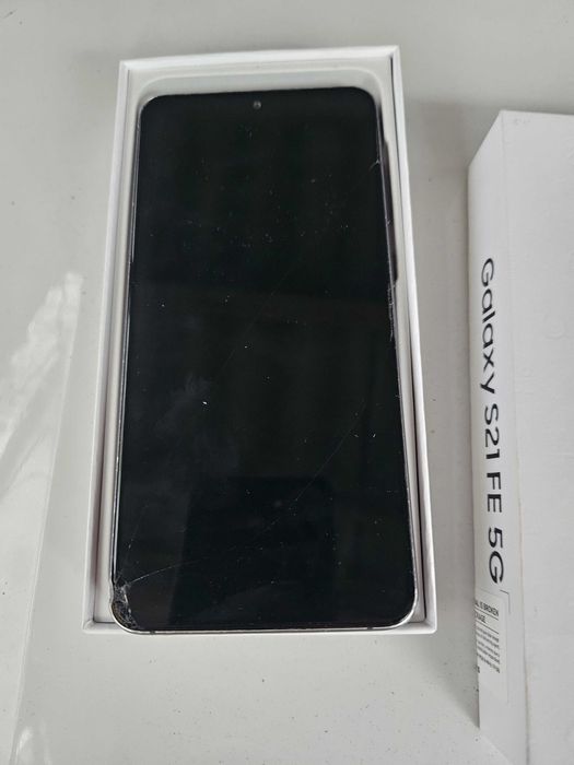 Samsung Galaxy S21 FE розбитий