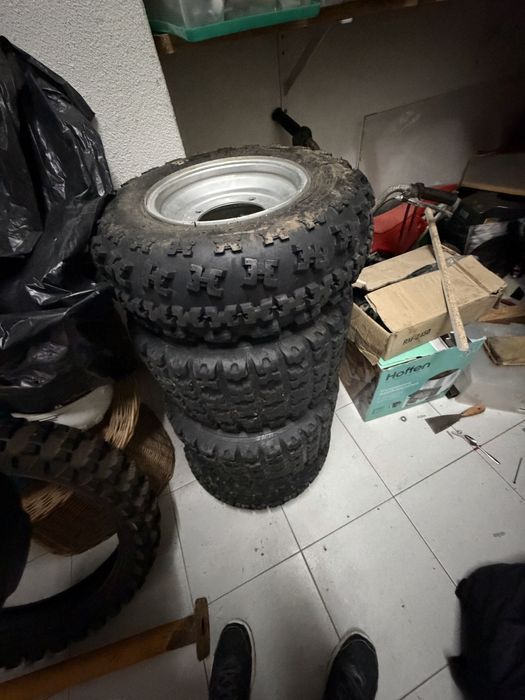 Vendo 4 jantas e 4 pneus blaster 200 mais a bolachas