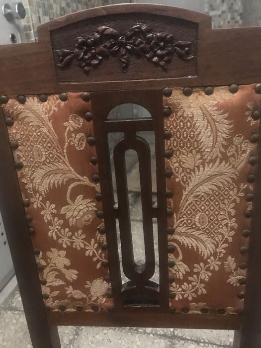 Cadeira muito antiga, mas em muito bom estado.