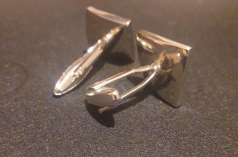 Botões de punho prateados