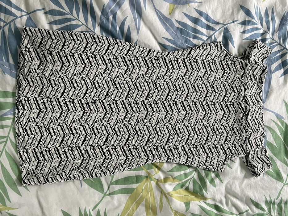 Dopasowana sukienka odsłaniająca ramiona